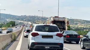 Σοβαρή εκτροπή νταλίκας στην ΠΑΘΕ, κοντά στη γέφυρα του Γαλλικού Ποταμού