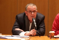Μουζάλας: «27 χρόνια και ένα κουτσό πόδι ασχολούμαι με τους πρόσφυγες, ανόητε»