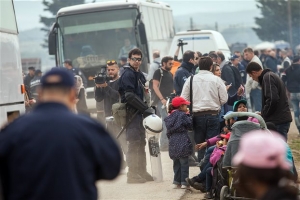 Συνεχίζεται η επιχείρηση εκκένωσης του καταυλισμού στην Ειδομένη