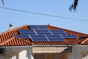 Η ενεργειακή κρίση οδηγεί σε αύξηση των οικιακών φωτοβολταϊκών εγκαταστάσεων