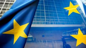 Η Κομισιόν προτείνει μείωση των περιορισμών στα μη απαραίτητα ταξίδια στην ΕΕ