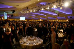 ΗΠΑ: Viral η γυναίκα που μάζευε μπουκάλια κρασιού μετά τους πυροβολισμούς στο δείπνο (βίντεο)