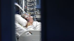 Γαλλία: Σε υψηλά επίπεδα παραμένει ο αριθμός των ασθενών που νοσηλεύονται με νέο κορονοϊό