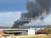 Καίγεται ολοσχερώς αποθήκη στο Καλοχώρι – Ακούγονται εκρήξεις (pics &amp; vid)