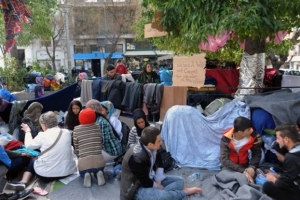 Στήνουν σκηνές και στο Πάρκο Τρίτση για πρόσφυγες