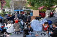 Στήνουν σκηνές και στο Πάρκο Τρίτση για πρόσφυγες