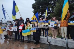 Θεσσαλονίκη: Ουκρανοί πολίτες διαδηλώνουν στην βροχή