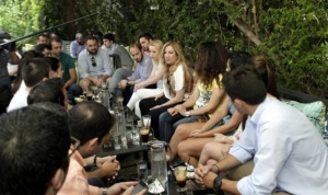 Σε καφέ «τα είπαν» για το δημοψήφισμα η Φώφη Γεννηματά με νέους ανθρώπους