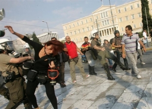 Καταδικάστηκε οριστικά ο αστυνομικός των ΜΑΤ που κτύπησε φωτορεπόρτερ