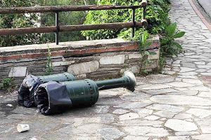 Νέα πράξη βανδαλισμού με ξηλωμένους κάδους απορριμμάτων στην περιφερειακή οδό Δημάρχου Ν. Αγγελίδη