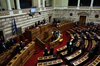 Βουλή: Θερμός διάλογος βουλευτή του ΚΚΕ με επίτροπο της ΕΕ