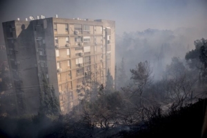 Δεκάδες χιλιάδες εγκαταλείπουν τα σπίτια τους στο Ισραήλ λόγω πυρκαγιάς