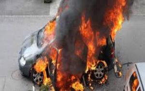 Θεσσαλονίκη: Στις φλόγες σταθμευμένο όχημα του ΕΚΦΑ στην πλατεία Τερψιθέας