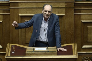 Σταθάκης: Ευνοϊκή πρόκληση για τη χώρα η συμφωνία με τα Σκόπια