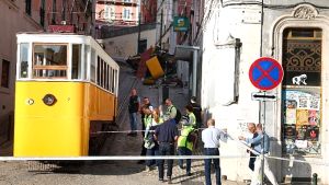 Τραγικό δυστύχημα στη Λισαβόνα: Γαλλίδα ανάμεσα στους 16 νεκρούς από τον εκτροχιασμό τελεφερίκ
