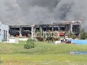 Θεσσαλονίκη – Ωραιόκαστρο: Στις φλόγες εγκαταλελειμμένο εργοστάσιο κοντά στη Συμμαχική Οδό (pics &amp; vid)