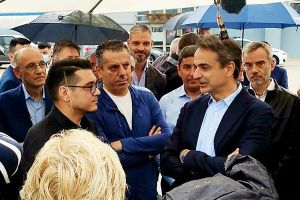 Ο Πρωθυπουργός Κ. Μητσοτάκης στο Ποσειδώνιο όπου ενημερώθηκε από τον Τριαντάφυλλο Πέτρογλου