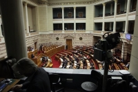 Βουλή: Ψηφίστηκε η τροπολογία για τις τηλεοπτικές άδειες