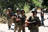 Τουρκία: Συνελήφθησαν στρατιώτες που κλωτσούσαν νεαρούς πρόσφυγες