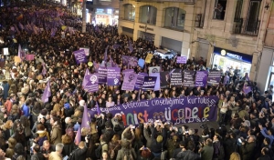 Κωνσταντινούπολη: Χιλιάδες στους δρόμους για τα γυναικεία δικαιώματα