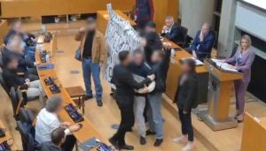 Θεσσαλονίκη: Παρέμβαση μελών του Ρουβίκωνα σε εκδήλωση στο Δημαρχείο