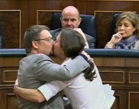 Podemos: Φιλί στο στόμα του Ιγκλέσιας σε βουλευτή