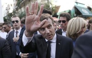Γαλλία: Πολίτης χαστούκισε τον Μακρόν – Δείτε βίντεο