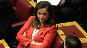 Εξοργισμένη η Ντόρα Μπακογιάννη με την Ζωή Κωνσταντοπούλου