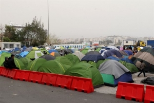 Αρνούνται να μετακινηθούν στα κέντρα φιλοξενίας μετανάστες και πρόσφυγες από τον Πειραιά