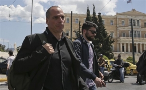 <div>Βαρουφάκης: Κάποιοι από τους θεσμούς πιέζουν για πλειστηριασμούς α' κατοικίας</div>