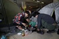 Επίσκεψη Μουζάλα στο Ελληνικό για την απεργία πείνας των προσφύγων