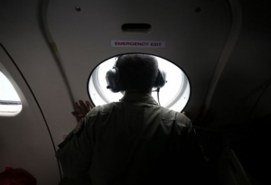 Υπό αντίξοες καιρικές συνθήκες οι έρευνες για τα συντρίμμια της Air Asia