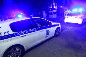Θεσσαλονίκη: Οδηγός έπεσε πάνω σε περιπολικό για να αποφύγει αστυνομικό έλεγχο