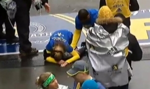 Επιζήσασα του μαραθωνίου της Βοστώνης τερματίζει κλαίγοντας