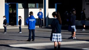 ΗΠΑ- CDC: Επαναλειτουργία σχολείων με μάσκες, τήρηση αποστάσεων και ιχνηλάτηση επαφών