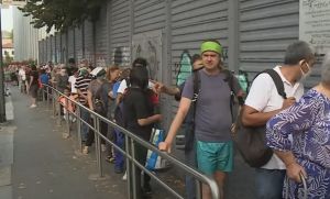 Ιταλία: Τεράστιες ουρές στο Μιλάνο για δωρεάν βασικά τρόφιμα (vid)