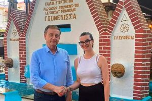 Η Αθηνά Μουσαλλάρη με την «Παιονία της Προόδου» του Κώστα Σιωνίδη