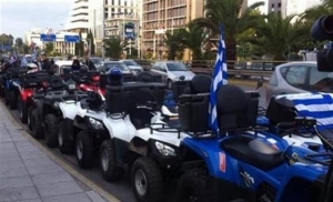 Υπό βροχή προς το Μεταφορών «πορεύονται» οι ...γουρούνες