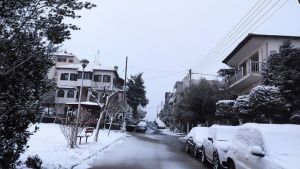 Συνεχίζεται η χιονόπτωση, χωρίς προβλήματα στην κυκλοφορία οχημάτων