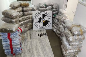 Σκοπιανός έκρυψε σε δάπεδο φορτηγού 166 κιλά κάνναβης αλλά πιάστηκε μετά τους Ευζώνους (βίντεο)