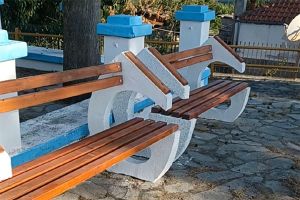 Καινούρια παγκάκια σε τριάντα τρεις οικισμούς της Δ.Ε. Κρουσσών