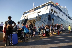 Αδειάζουν τα αστικά κέντρα, συνωστισμός στα λιμάνια από αδειούχους