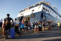Αδειάζουν τα αστικά κέντρα, συνωστισμός στα λιμάνια από αδειούχους