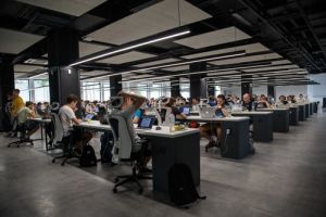 Νέα εποχή για τους εργαζόμενους στις ΗΠΑ – Παροχές από γεύματα και νταντάδες μέχρι…κατοικίδια