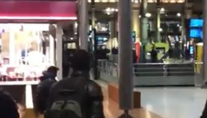 Παρίσι: Άνδρας απείλησε με μαχαίρι αστυνομικούς και άνοιξαν πυρ