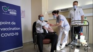 Γαλλία-Covid-19: Ο πρωθυπουργός Ζαν Καστέξ έκανε την πρώτη δόση του εμβολίου της AstraZeneca