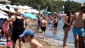 Αίτημα δημάρχων νοτίων προαστίων να ανοίξουν άμεσα οι πλαζ