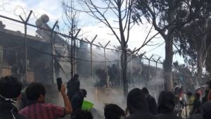 Τραγωδία στη Λέσβο: Νεκρό παιδί σε πυρκαγιά στη Μόρια (pics)