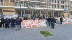 Θεσσαλονίκη: Στα δικαστήρια οι συλληφθέντες για τα επεισόδια έξω από το ΑΠΘ – Συγκέντρωση από φοιτητικούς συλλόγους (ΦΩΤΟ)