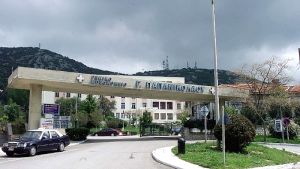 Θεσσαλονίκη: 17χρονη έπεσε από τον πρώτο όροφο του Παπανικολάου – Δίνει μάχη για τη ζωή της